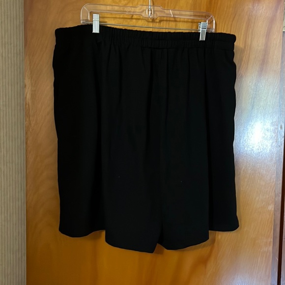 Black elastic waist shorts - Picture 1 of 3